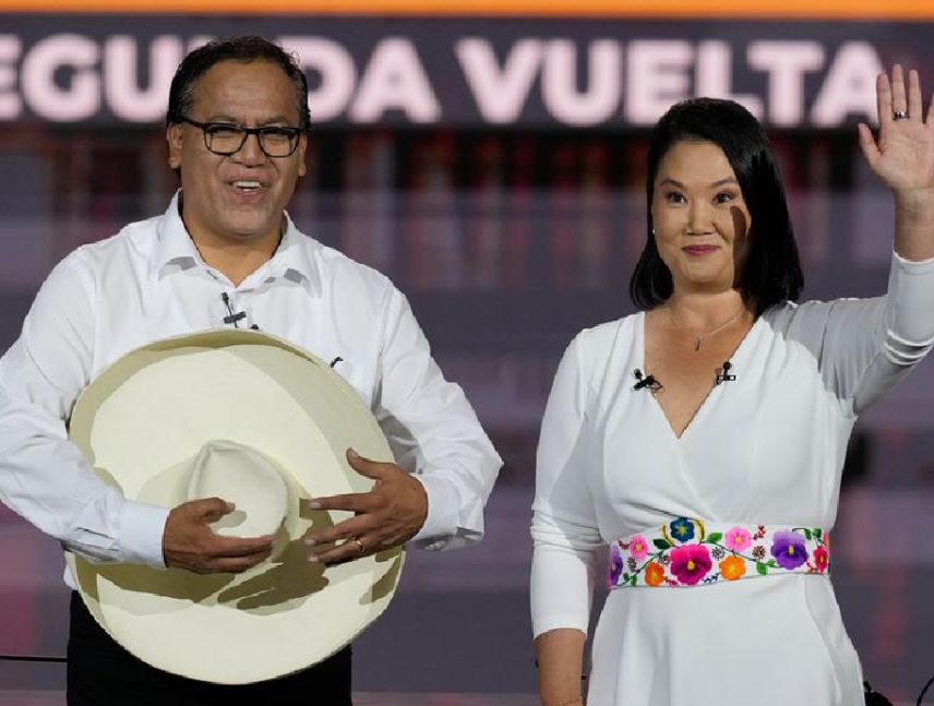 Perú define hoy a su próximo presidente en un reñido balotaje
