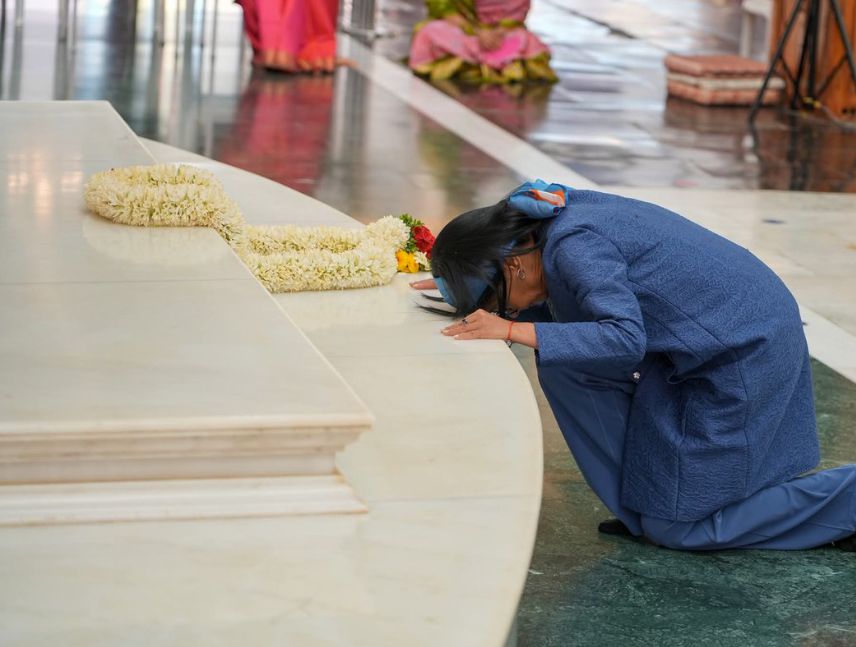 Delcy Rodríguez visita el ashram de Sai Baba