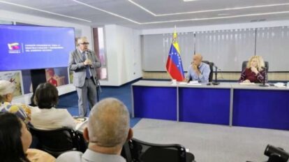 Instan a universidades a unirse al debate de reorganización del Gobierno