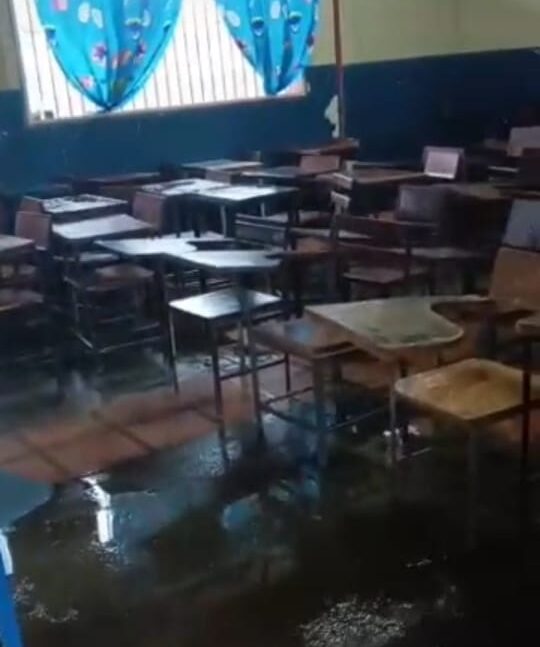 Escuela “Simón Bolívar” de Villa Bahía afectada por las lluvias