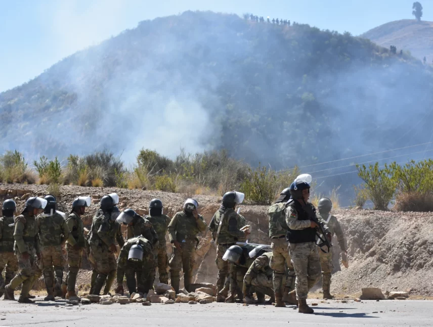 Seguidores de Evo Morales desafían estado de excepción en Bolivia