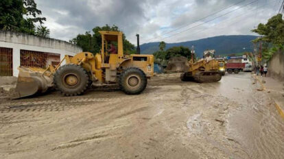 Arribo de 22 nuevas máquinas pesadas para rescate en La Guaira