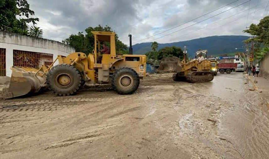 Arribo de 22 nuevas máquinas pesadas para rescate en La Guaira