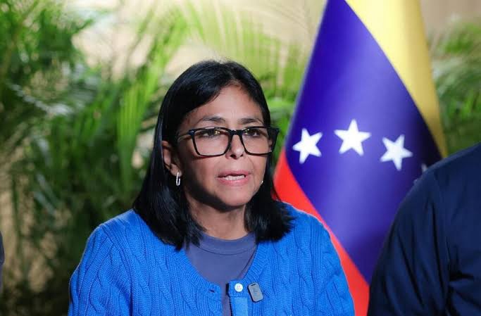 Delcy Rodríguez pide a los venezolanos no bajar a La Guaira