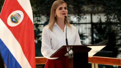 Evacúan a la presidenta Laura Fernández tras fuerte explosión en acto oficial