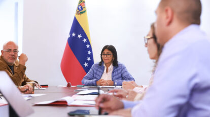 Presidenta (e) dirige reunión de trabajo para abordar construcción de viviendas