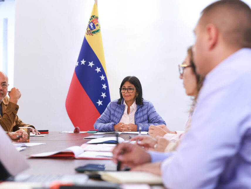 Presidenta (e) dirige reunión de trabajo para abordar construcción de viviendas