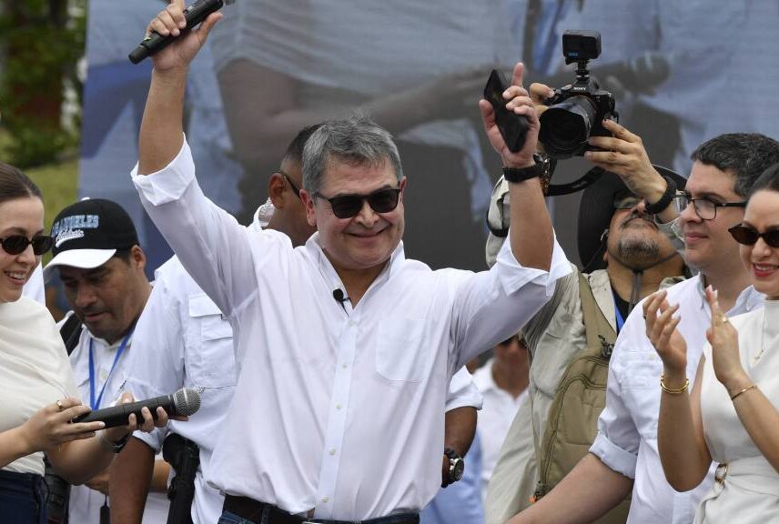 Juan Orlando Hernández regresa a Honduras tras indulto
