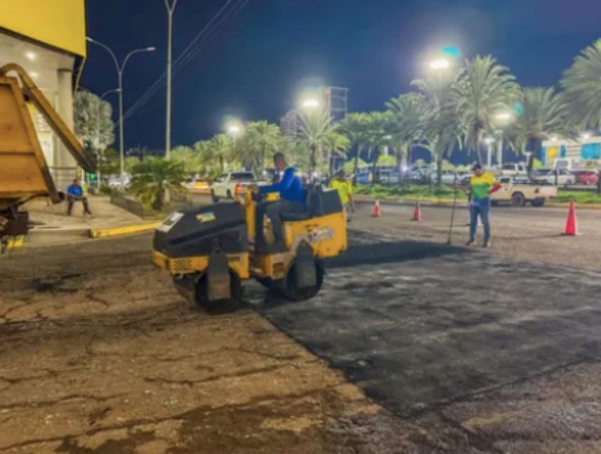 Ejecutan labores de bacheo en zona comercial de Alta Vista