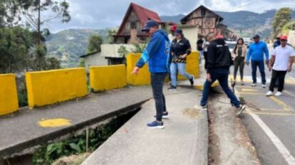 Reparan vías y evalúan daños estructurales en Aragua por sismos