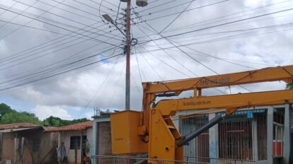 Corpoelec sustituye transformadores en el sector B de Las Amazonas