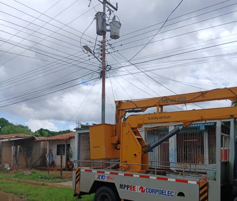 Corpoelec sustituye transformadores en el sector B de Las Amazonas