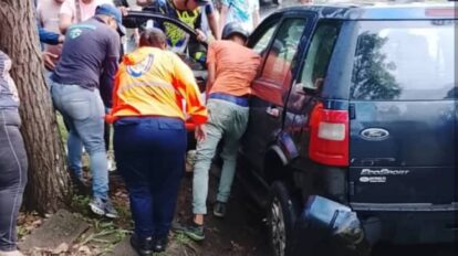 Lluvias dejan accidente de tránsito en la avenida Guayana