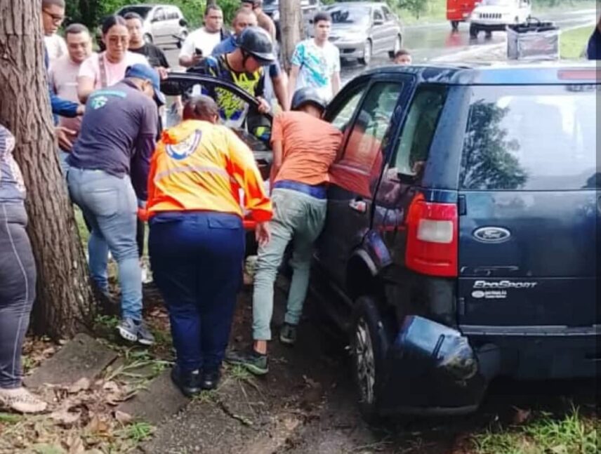 Lluvias dejan accidente de tránsito en la avenida Guayana