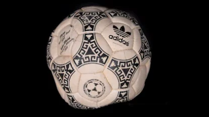 Subastan la pelota con la que Maradona anotó históricos goles