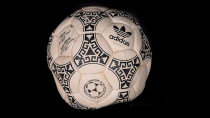Subastan la pelota con la que Maradona anotó históricos goles