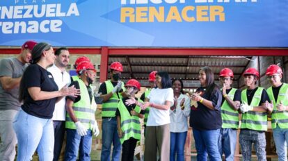 Presidenta (e) visita carpintería comunal reactivada por el Poder Popular