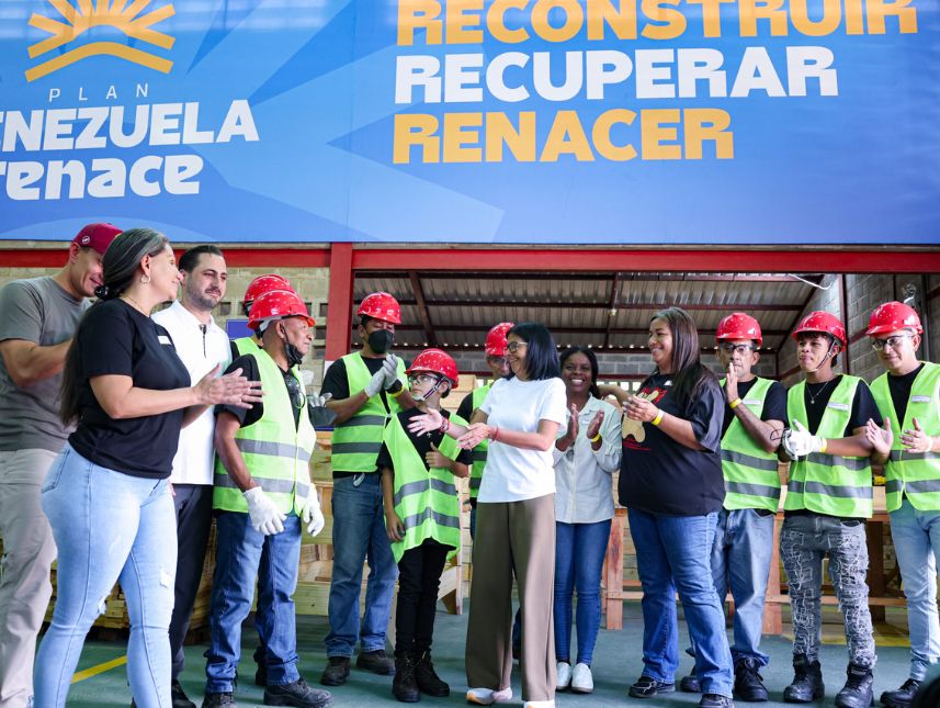 Presidenta (e) visita carpintería comunal reactivada por el Poder Popular