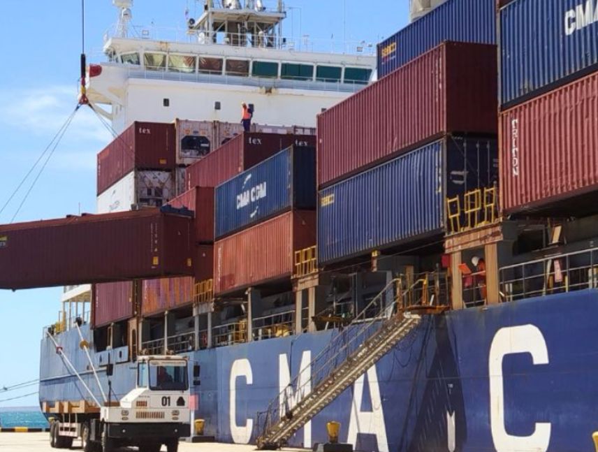 Llega cargamento de alimentos al Puerto El Guamache en Nueva Esparta