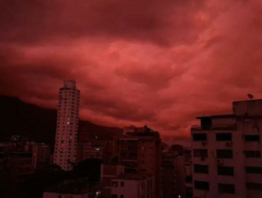 ¿Por qué el cielo se ilumino de rojo en Caracas y La Guaira?