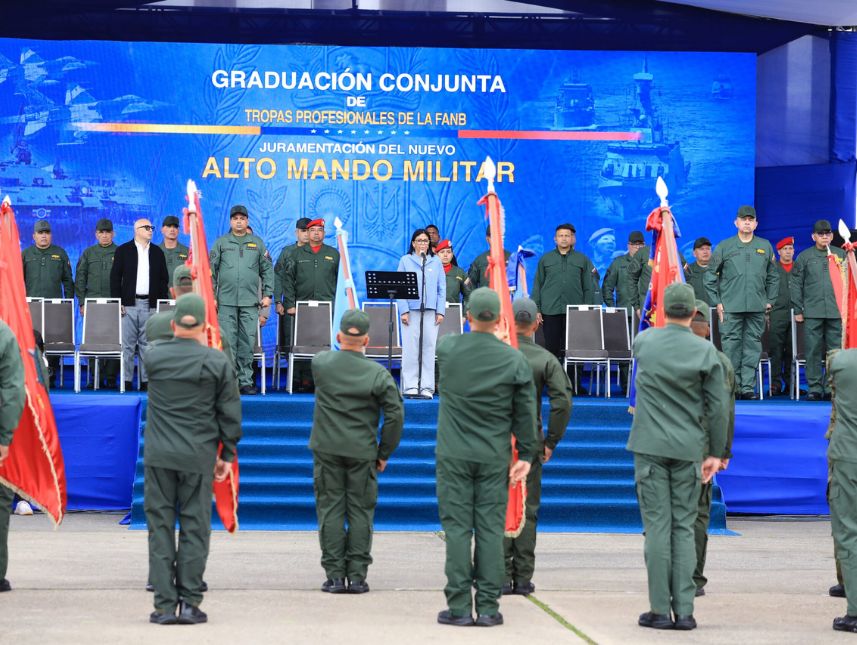 Presidenta (e) juramenta a los nuevos integrantes del Alto Mando Militar