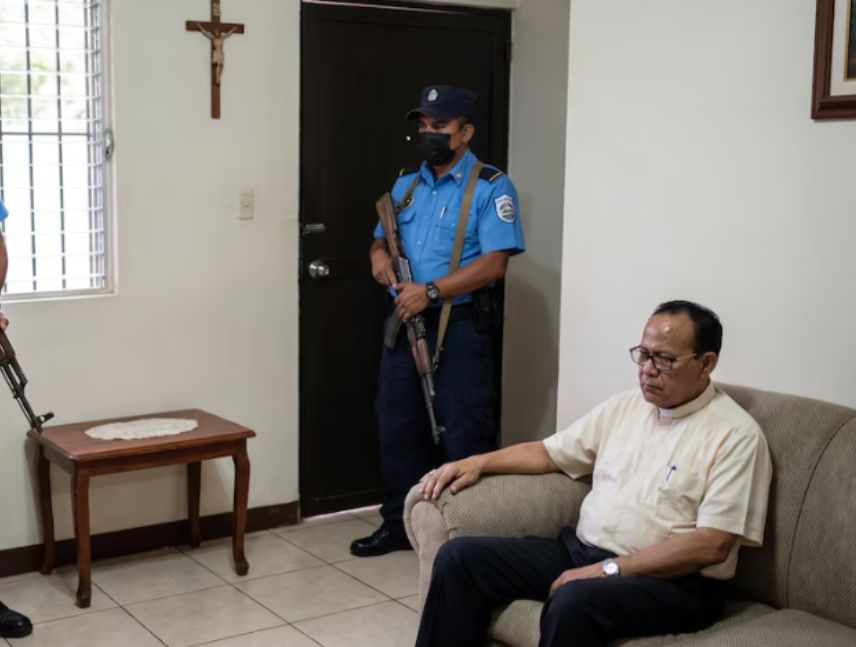 Policia retiene a obispo de Nicaragua tras misa