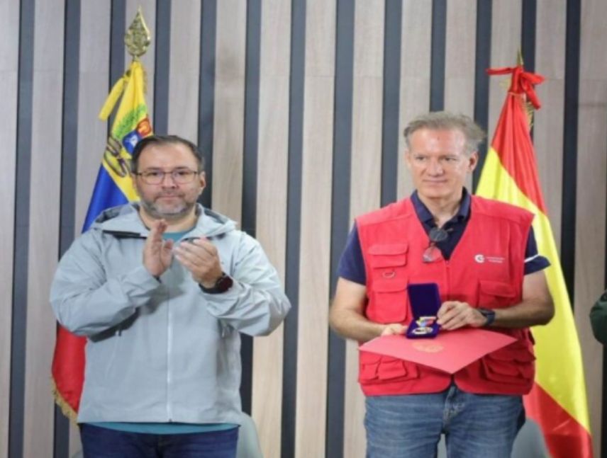 Condecoran a rescatistas españoles