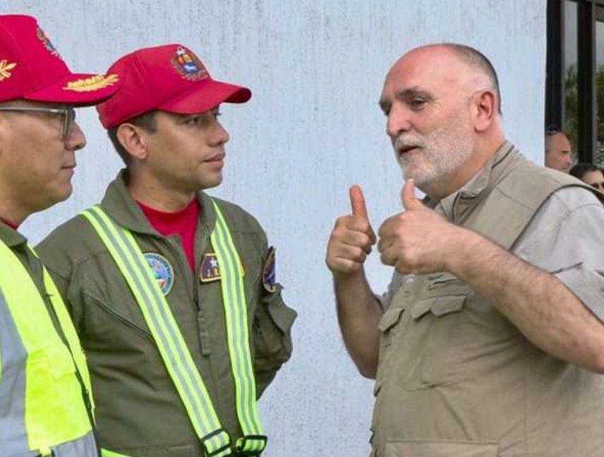Chef José Andrés llega a ofrecer ayuda a Venezuela.