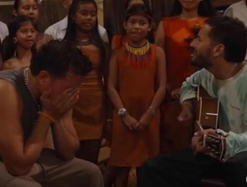Mau y Ricky viven emotivo momento junto a niños indígenas