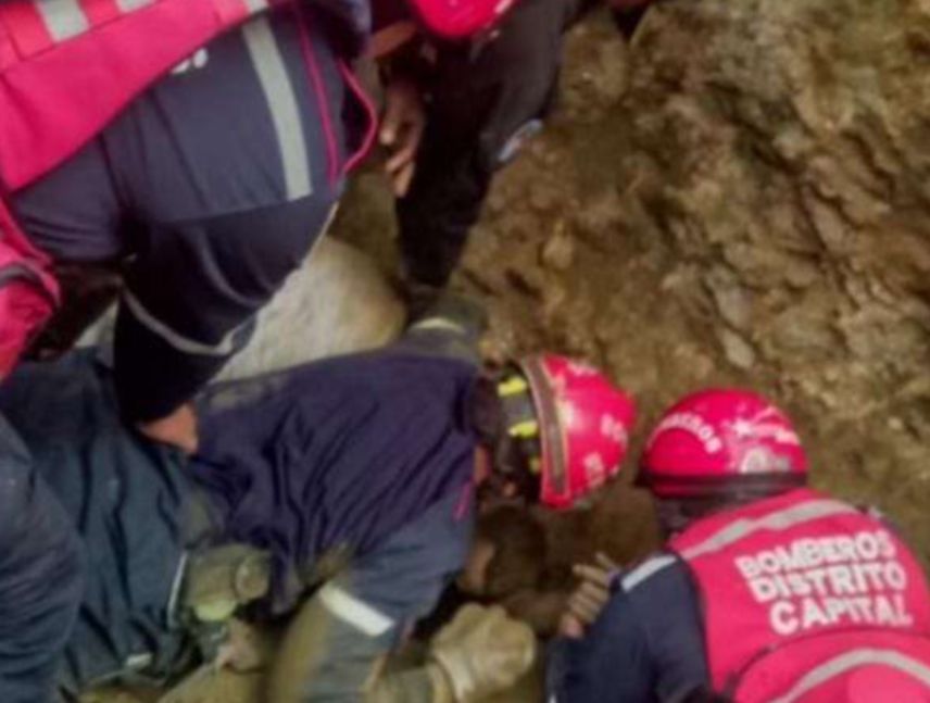 Bomberos de Caracas rescatan a hombre en Antímano