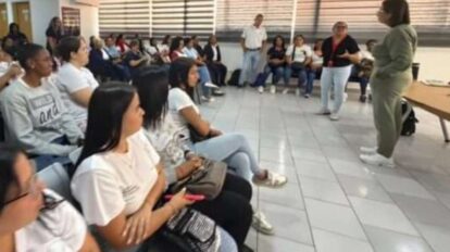 Capacitan personal para vacunación en campamentos transitorios