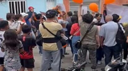 Proteccionistas protestaron por asesinato de perrita mariposa.