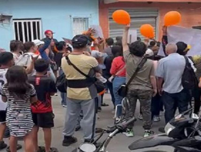 Proteccionistas protestaron por asesinato de perrita mariposa.