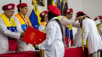 Universidad de la salud gradua nuevos especialistas.