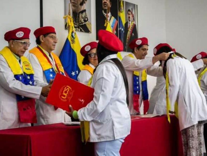 Universidad de la salud gradua nuevos especialistas.