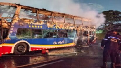 autobús incendiado en la Autopista Regional del Centro