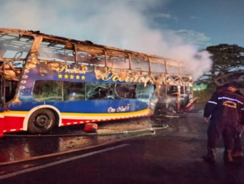 autobús incendiado en la Autopista Regional del Centro