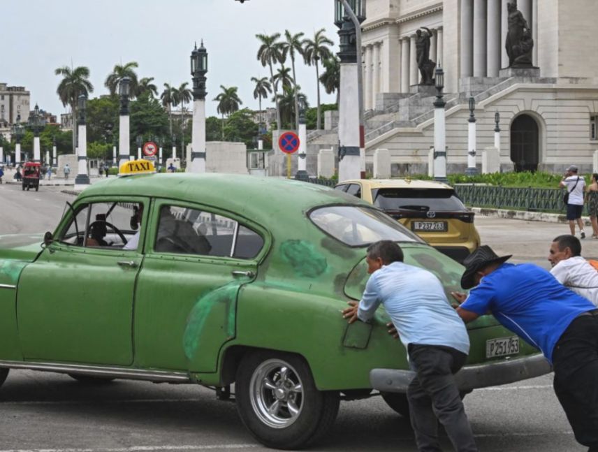 Cuba abre gasolineras, farmacias y otros rubros al sector privado