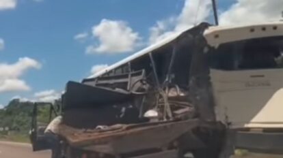 Choque entre camión y autobús en la vía San Féliz-Upata