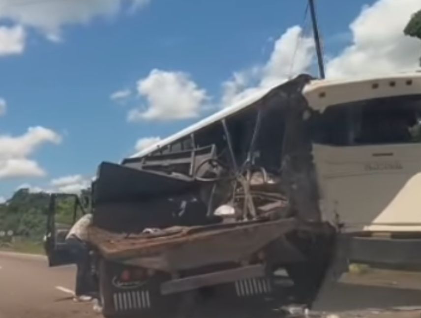 Choque entre camión y autobús en la vía San Féliz-Upata