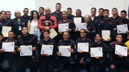 Unexpo realizó reconocimiento a su cuerpo de bomberos por trabajo en La Guaira.