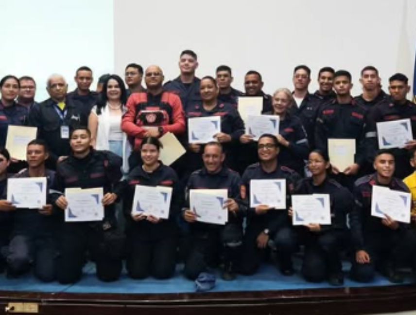Unexpo realizó reconocimiento a su cuerpo de bomberos por trabajo en La Guaira.