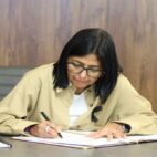 Delcy Rodríguez firmó Ley de Hidrocarburos