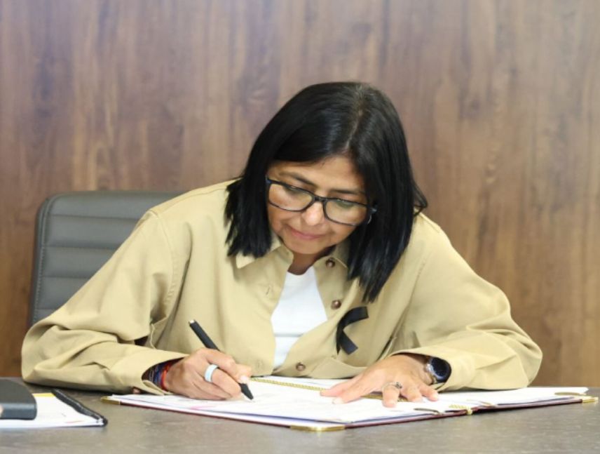 Delcy Rodríguez firmó Ley de Hidrocarburos