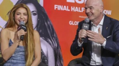 Shakira recibe regalo del presidente de la FIFA