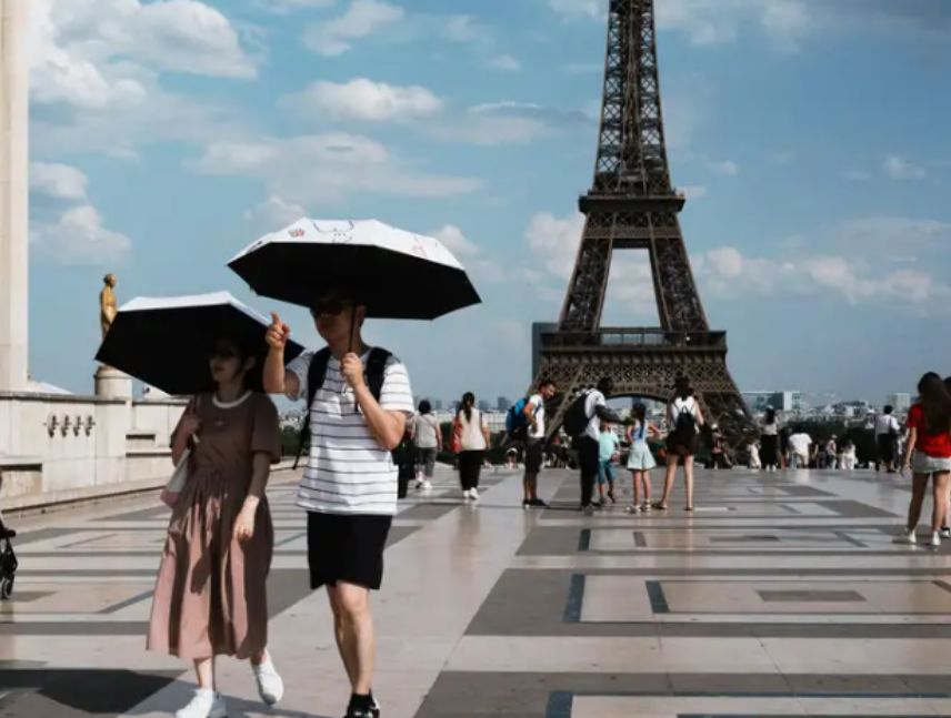 Torre Eiffel y museos cierran por ola de calor.