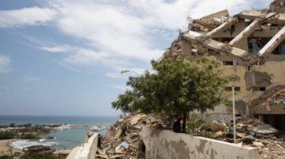 Alertan sobre problemas de arrojar escombros al mar.