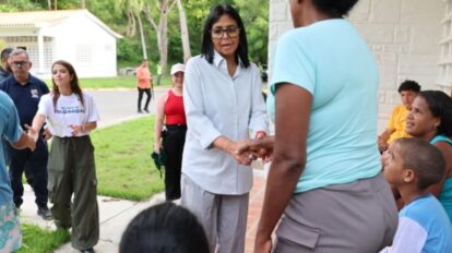 Delcy Rodríguez visitó refugio en Los Caracas