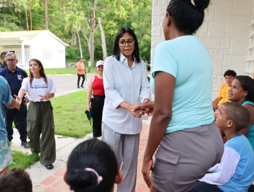 Delcy Rodríguez visitó refugio en Los Caracas
