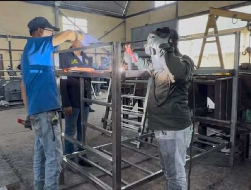 Fabrican literas para familias de La Guaira